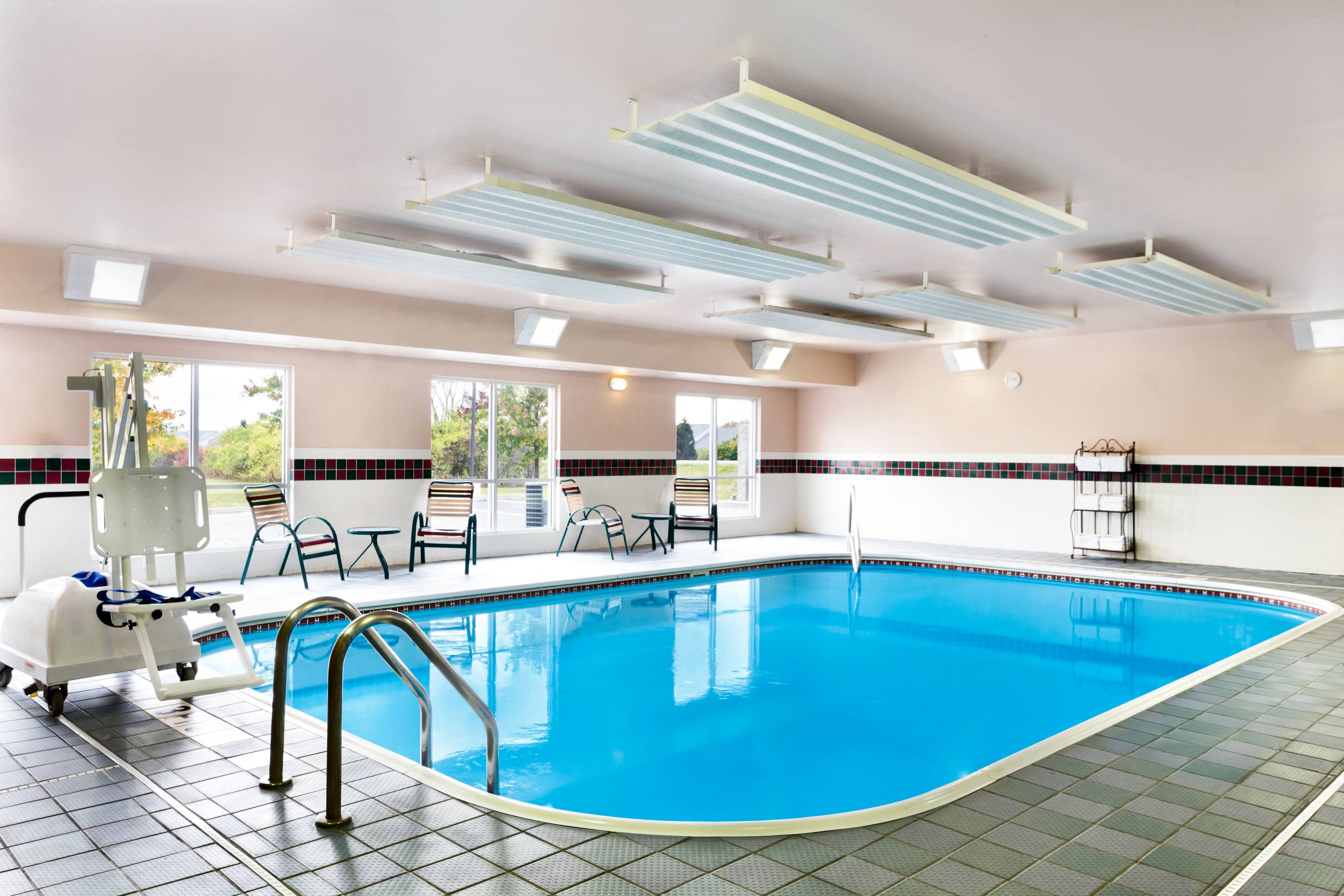 Country Inn & Suites Marion indoor pool